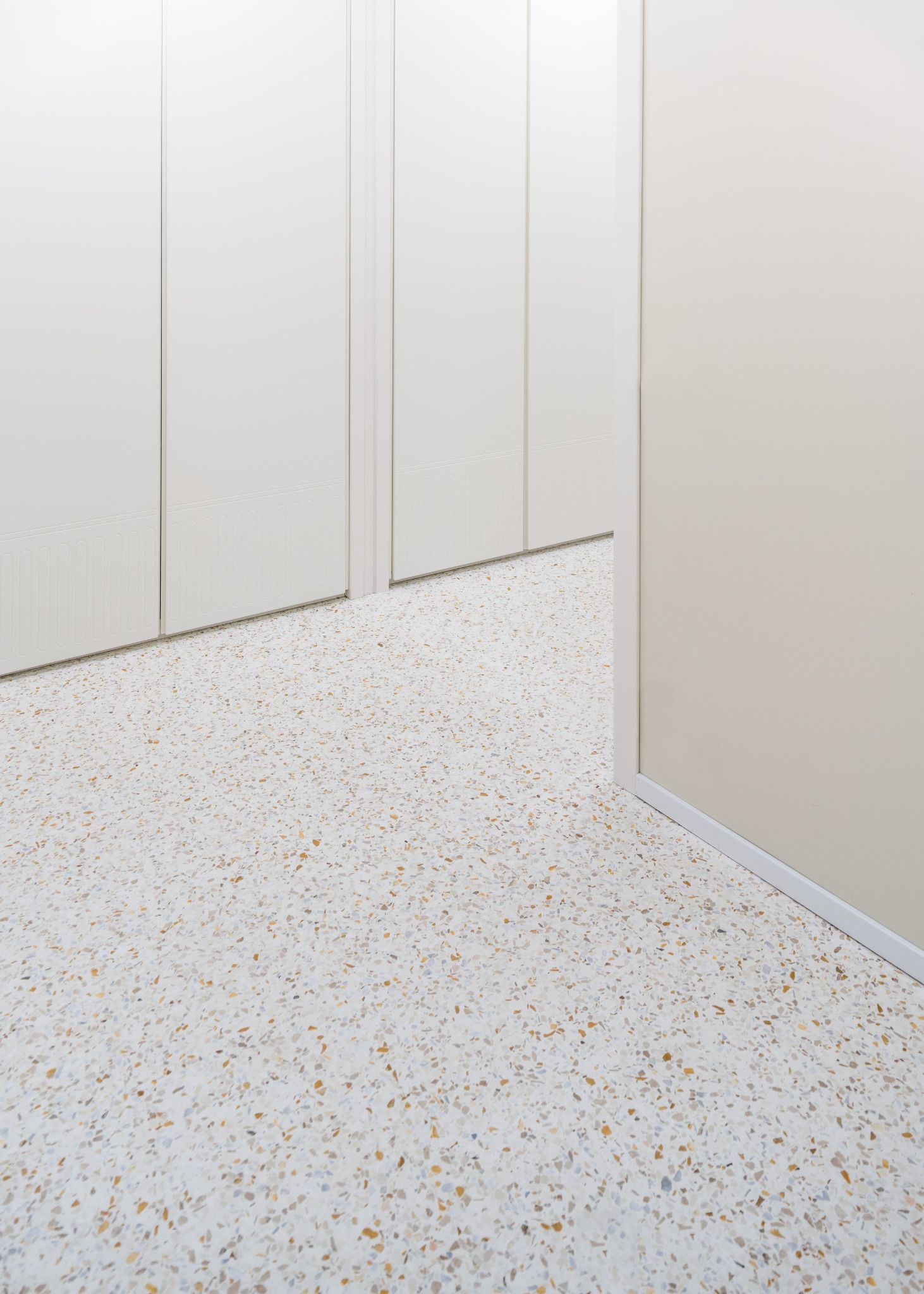 Dettaglio del pavimento in terrazzo – Gold‑En‑Trance